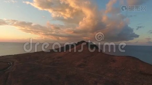 日落鸟瞰美丽的岩石。 中枪。 靠近大海的大块岩石视频