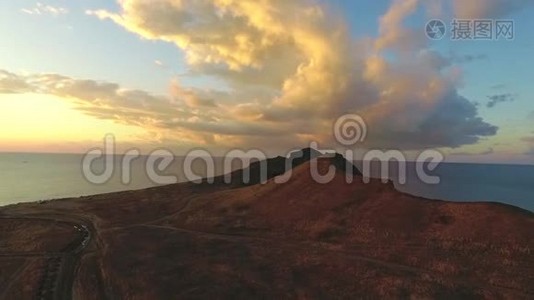 日落鸟瞰美丽的岩石。 中枪。 靠近大海的大块岩石视频