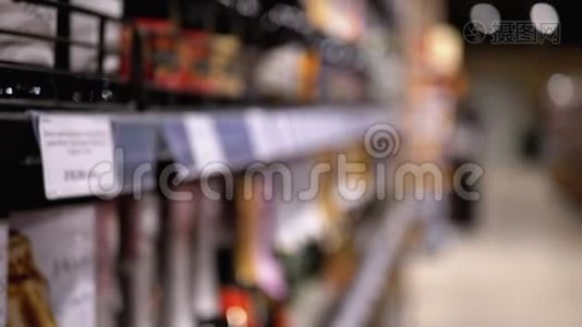 超市卖酒. 商店橱窗内瓶装酒的架子和架子视频