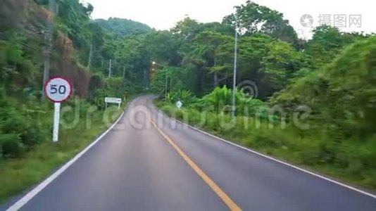 沿着热带的沥青路骑马。 在亚洲乘汽车和摩托车旅行。 热带岛屿视频