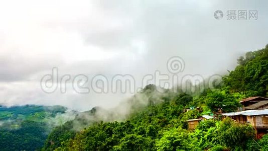 时间流逝视频4k，美丽的风景与薄雾的早晨日出和山景视频