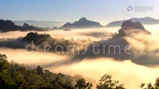 时间流逝视频4k，美丽的风景与薄雾的早晨日出视频