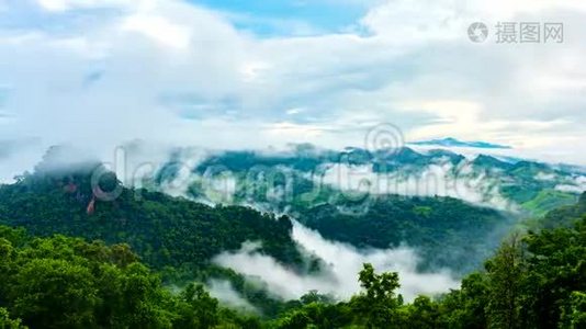 时间流逝视频4k，美丽的风景与薄雾的早晨日出和山景视频