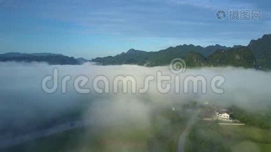 云层上方的飞行，村庄在雾中俯视视频