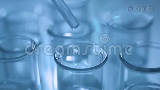 在实验室用液体蓝水滴关闭移液管视频