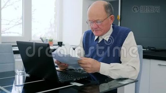 愤怒的退休商人在电脑前扔文件视频