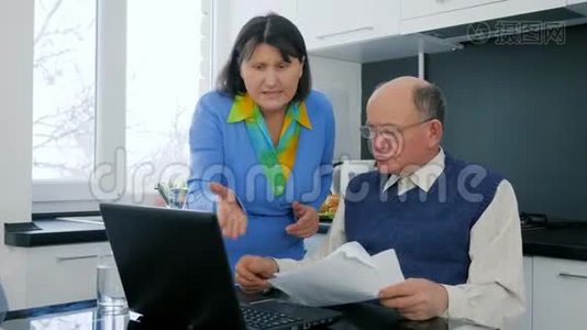 养老金领取者的家庭事务，老妇人和丈夫一起发誓坐在手提电脑后面拿着文件视频
