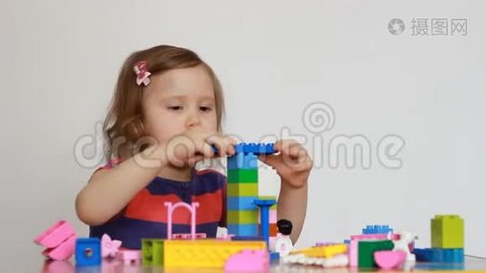 孩子在忙着建一个构造函数.. 小女孩在玩游戏视频