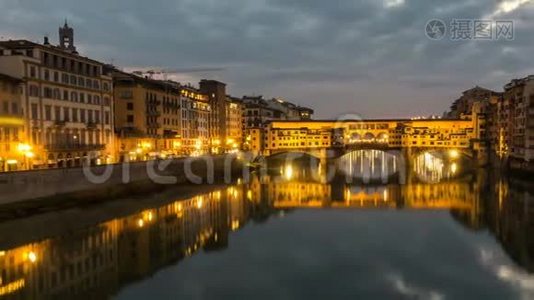 意大利托斯卡纳，佛罗伦萨，日落时分的庞特·韦奇奥之夜。视频