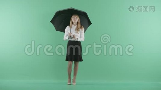 一个女人关上了伞视频