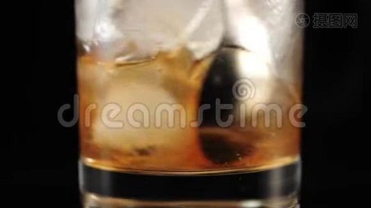 老式鸡尾酒。 调酒师用调酒师的勺子把糖、糖、冰块和波旁威士忌混合在玻璃杯中视频