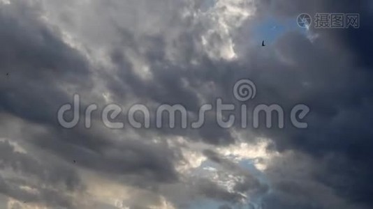 蓝天中的雨云-时间流逝视频