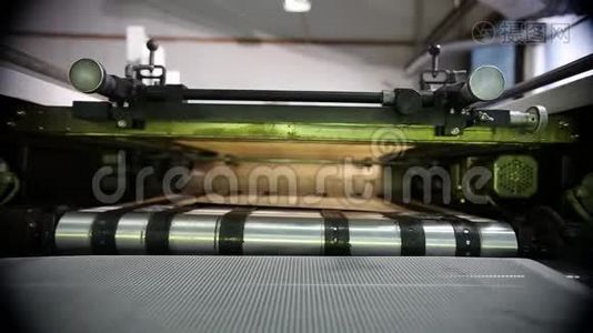 干燥输送机附近大型工业打印机架视频