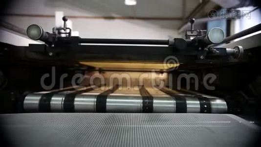 干燥输送机附近大型工业打印机架视频