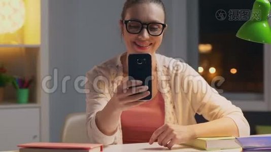 晚上坐在办公桌前戴眼镜的女人视频