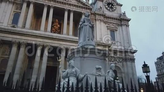 伦敦圣保尔斯大教堂雕像-伦敦，英格兰-2018年12月16日视频