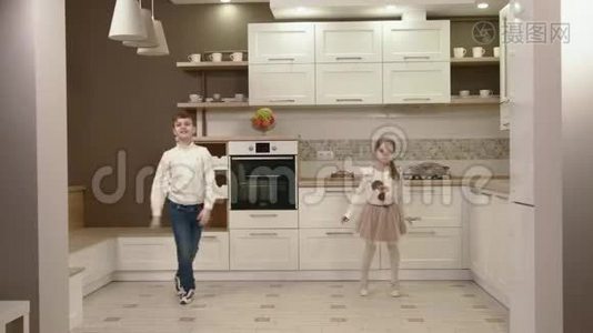厨房里快乐的儿童舞蹈。视频