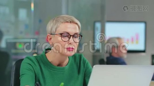 有魅力的、成熟的白种人从事手提电脑工作的女商人视频