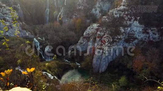 在克罗地亚普利特维国家公园观看美丽的瀑布和秋林视频