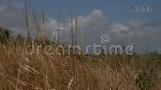 多云天空的离焦风力涡轮机背景。视频