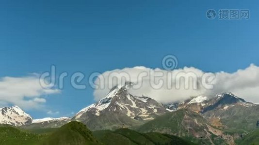 卡兹贝吉，乔治亚。 卡兹别克山的山顶。视频