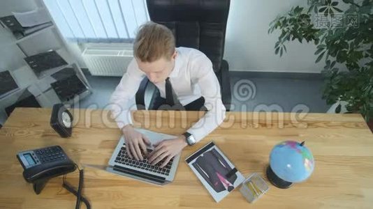 商人用笔记本电脑完成他的商业项目。 顶部视图视频