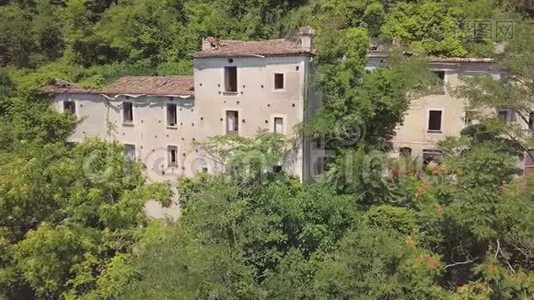 意大利莱诺卡斯特洛山顶废弃建筑的4k轨道飞行器视频