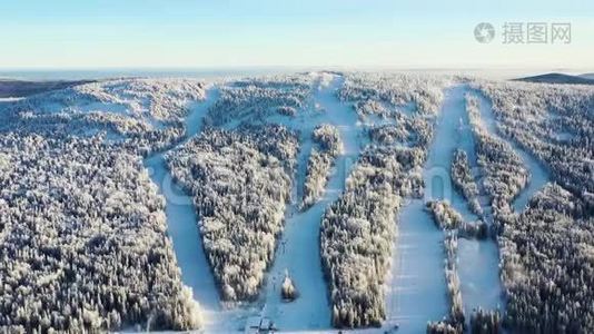 滑雪山坡山地全景俯视图.. 录像。 山脚滑雪场，滑雪坡和电梯视频