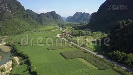 空中观景乡村道路，穿过山谷与山丘相连视频