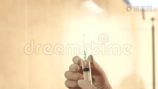 医生用注射器`他的手。视频