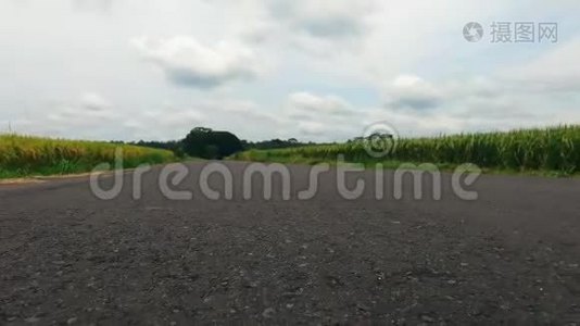 一个人骑着摩托车在农村的田野里视频