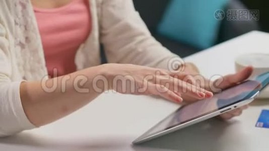 使用平板电脑的幼儿室快乐的年轻母亲视频