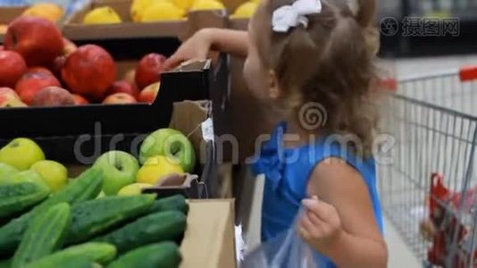 小女孩在超市买水果苹果. 婴儿购物视频