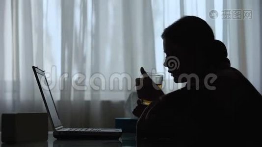 病妇深夜在家用笔记本电脑工作剪影，截止日期视频