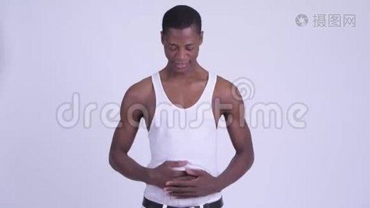 年轻有压力的非洲男人胃痛视频