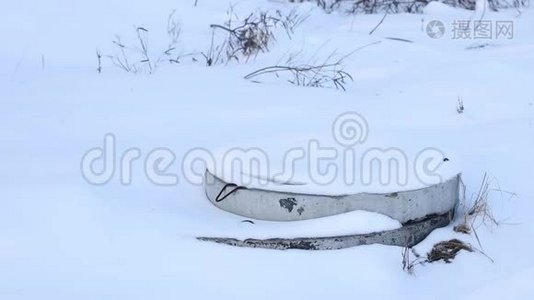 被遗弃的白雪覆盖得很好视频