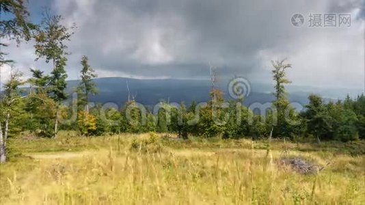 山景、草地、森林，背景是群山和戏剧性的云景视频