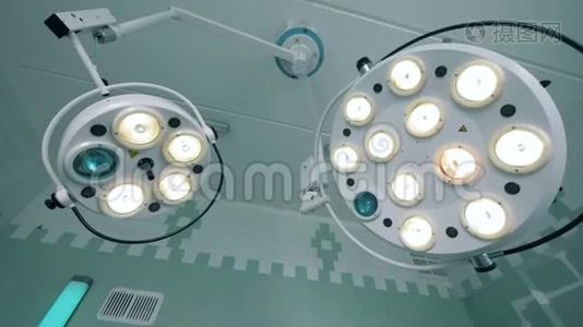 天花板下面挂着两盏实用的医疗灯视频
