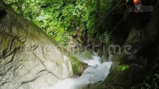 两名成年妇女向厄瓜多尔雨林蔓延视频