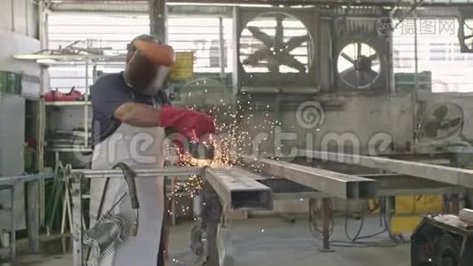 一名工人在金属车间使用带有火花的金属磨床缓慢移动视频