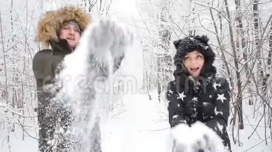 冬季步行和旅游理念.. 冬天，一对年轻的幸福夫妇在森林里散步，玩得开心视频