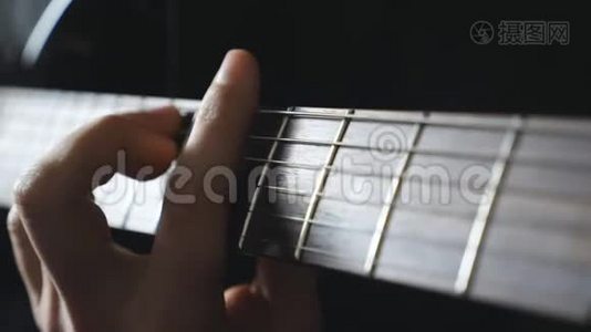 合上吉他手串弦的男性手指。 独唱摇滚音乐的家伙之手。 音乐家的手臂视频