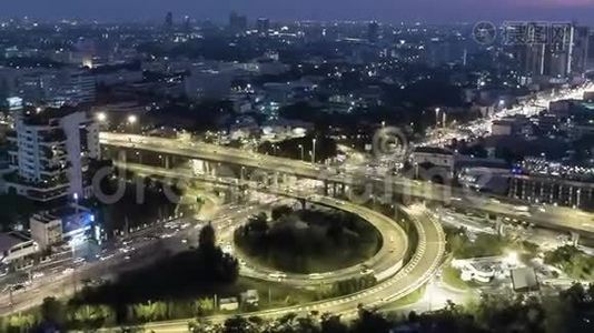 城市景观鸟瞰时间晚曼谷，繁忙的交通跨越主干道高峰时间泰国。视频