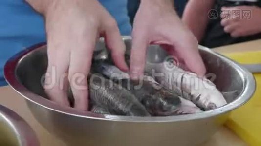 在钢碗里腌制鱼视频