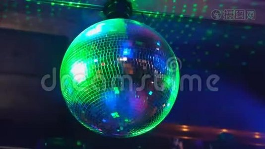 灯光秀。 拉泽秀。 夜店DJ派对人们享受音乐舞蹈的声音与五颜六色的光。 夜光俱乐部视频