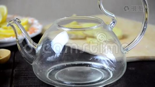 将姜黄蜂蜜热水放入茶壶中，制成健康饮品.. 加蜂蜜和柠檬的姜茶视频