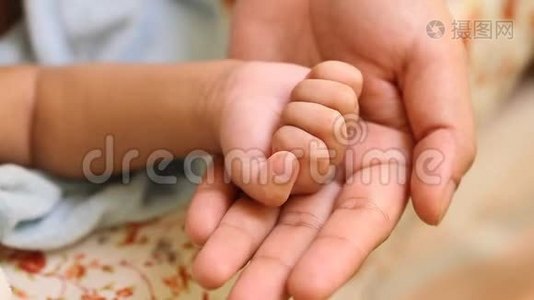 新生婴儿交在妈妈`手里.视频