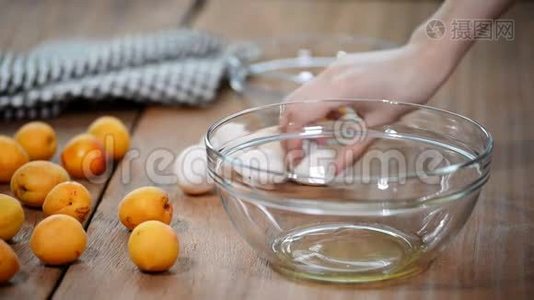 用女性手在金属不锈钢搅拌碗上分离出蛋黄白视频