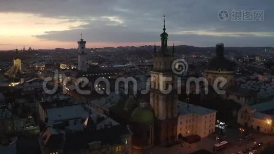 日落时从屋顶上飞过。 古老的欧洲城市。 乌克兰利沃视频