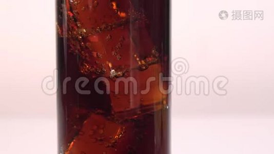 可乐倒在一个杯子里，里面有白色背景的冰块视频